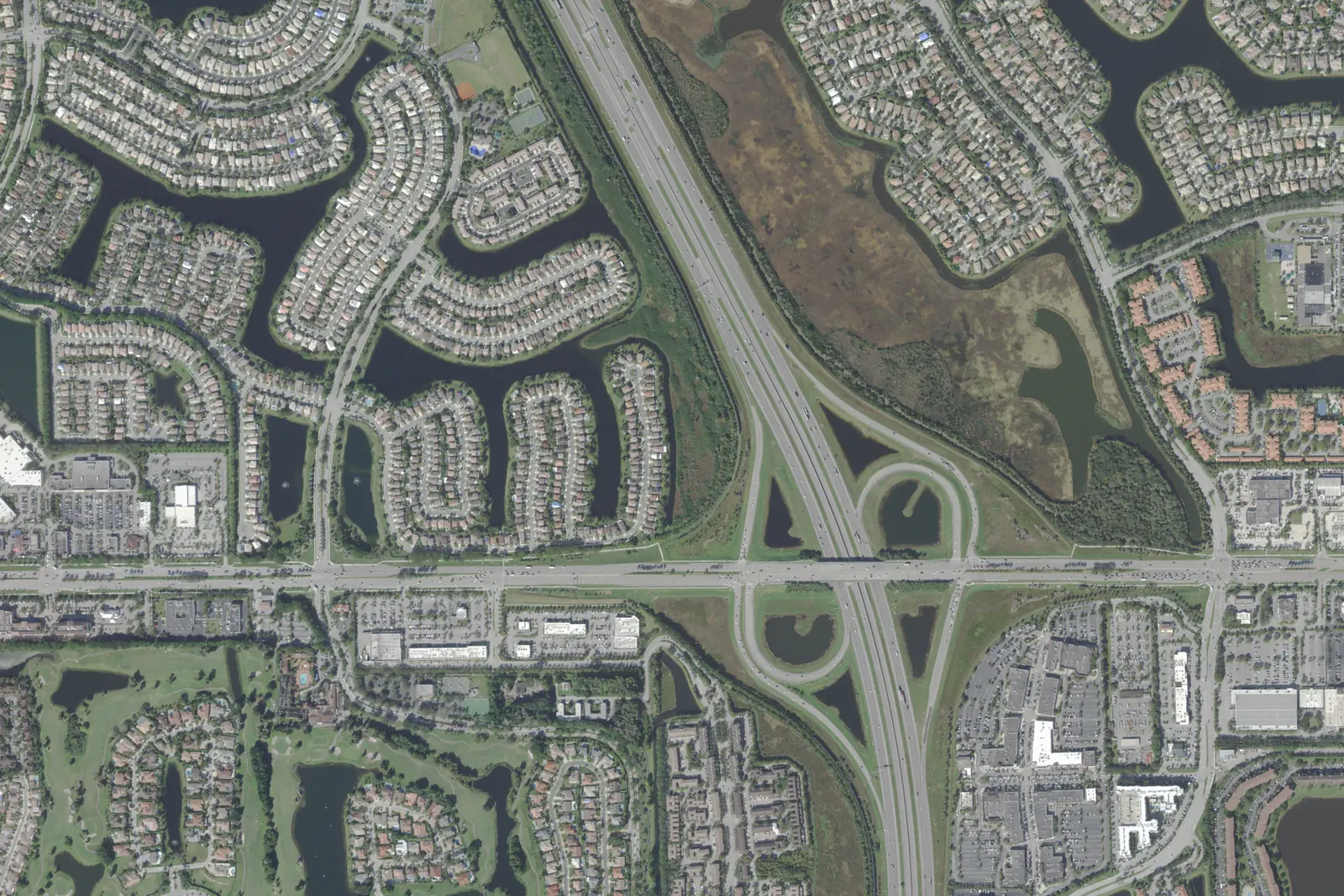 I-75 crosses Pines Boulevard in western Pembroke Pines, with Towngate's lakes at upper left, in a 2021 USDA aerial photograph